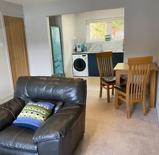 Fassifern. 1St Floor Apartment With Loch View